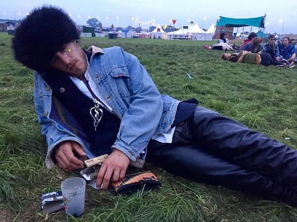 5. Этот парень умудрился уснуть на музыкальном фестивале