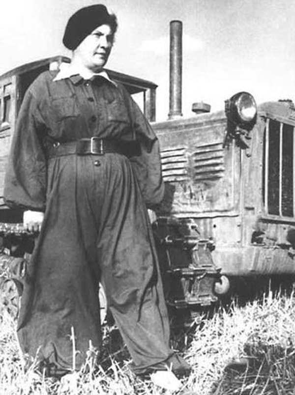 1. В 1933 году эта женщина возглавляла первую женскую тракторную бригаду. Как её звали?