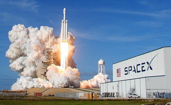 2019 yılının başlarında SpaceX'in ünlü Falcon Heavy'sinin ikinci versiyonunu semalarda görebiliriz.!