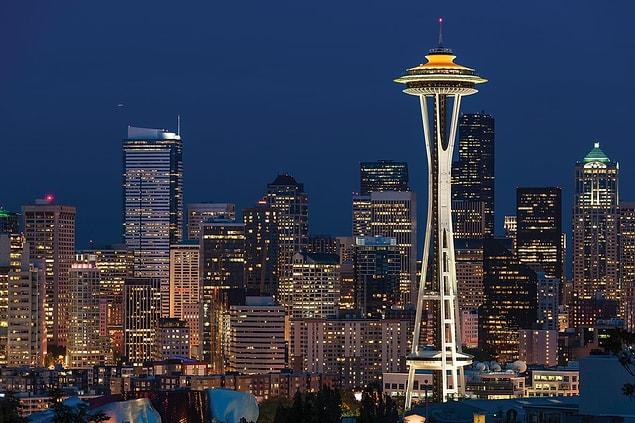 7. Seattle'da bulunan Space Needle'ın tepesindeki dönen restoran o kadar mükemmel bir şekilde dengelenmiş ki, 125 tonluk bir kitleyi hareket ettirmek için yalnızca 1.5 beygir güç kullanılıyor.