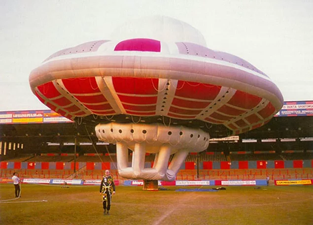 1 Nisan 1989'da, Virgin Grubu'nun sahibi Richard Branson, UFO şeklindeki bir hava balonuna atladı ve Londra'nın üstünden uçarak milletin ödünü kopardı.