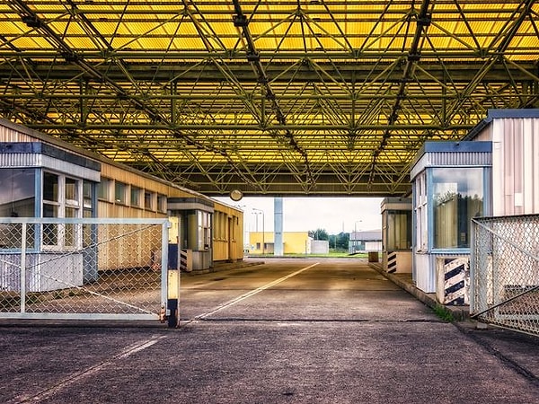 1. Какие две страны делят самую длинную границу?