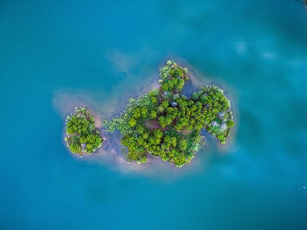 3. Назовите самое маленькое островное государство: