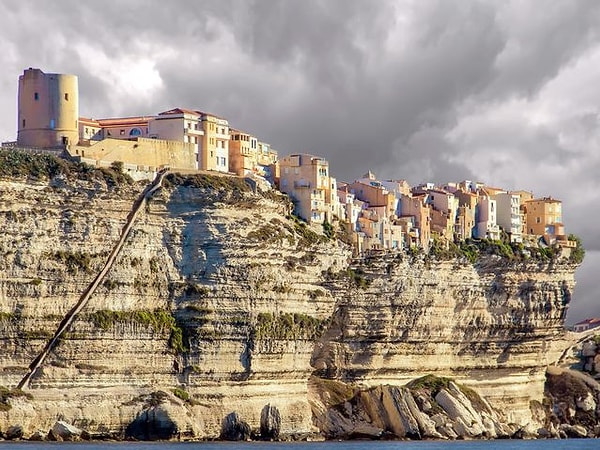 10. Какой стране принадлежит Корсика?