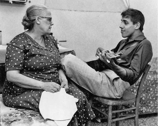 6. Молодой Адриано Челентано с бабушкой