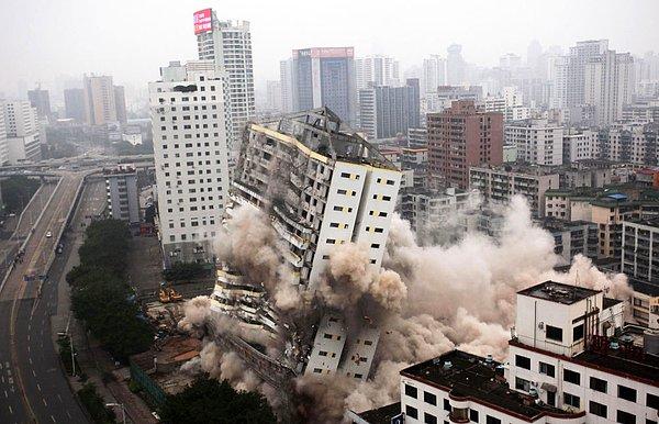 Çin - Hainan eyaleti, Haikou kentinde dinamitle yıktırılan çok katlı bir bina.
