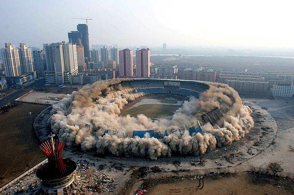 Çin'in Shenyang kentinde yeni bir stadyum inşa edilmesi için kontrollü bir şekilde yıktırılan Wulihe Stadyumu.