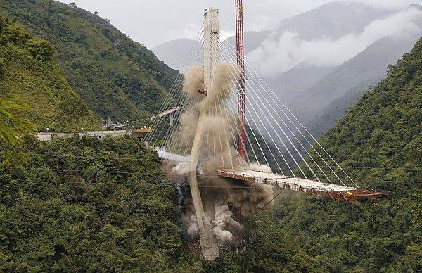 Kolombiya'nın Chirajara kentinde inşaatı tamamlanmamış köprünün yıktırılma süreci.