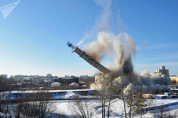 Rusya - Yekaterinburg'da inşaatı tamamlanmamış bir televizyon kulesinin dinamitle yıktırılma anı.