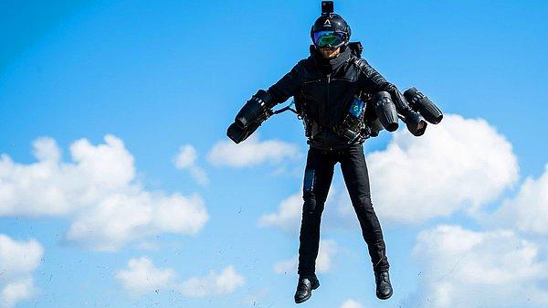 İngiltere'de bulunan Komando Eğitim Merkezi'nde geliştirdiği jet motorlu uçuş kostümü ile üst rütbeli askerlerin önünde uçuş gerçekleştirdi: