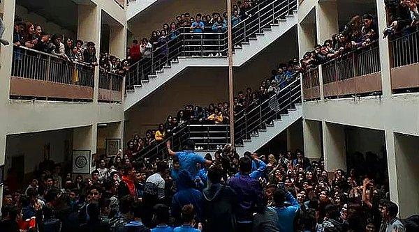 10. Kadriye Moroğlu Anadolu Lisesi'nde, hakkında taciz iddiasıyla dava açılan bir öğretmenin görevine devam etmesi nedeniyle 23 Ekim'de eylem yapan 15 öğrenciye 5 gün süreyle uzaklaştırma cezası verildi.