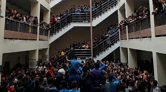 10. Kadriye Moroğlu Anadolu Lisesi'nde, hakkında taciz iddiasıyla dava açılan bir öğretmenin görevine devam etmesi nedeniyle 23 Ekim'de eylem yapan 15 öğrenciye 5 gün süreyle uzaklaştırma cezası verildi.
