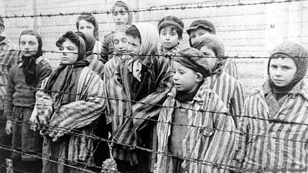 1942 - Naziler, Yahudileri Polonya'daki Auschwitz Kampı'na götürmeye başladı.