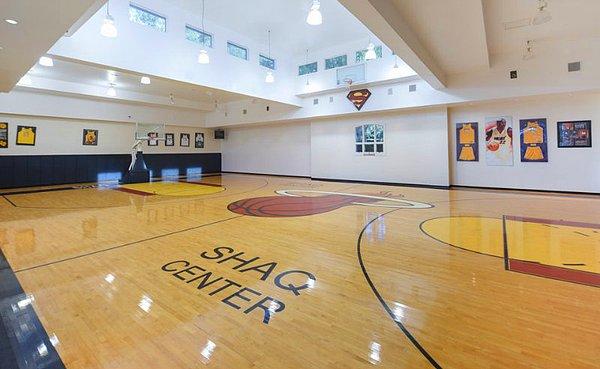 Tabii NBA'ın efsane pivotu, evine devasa bir basket sahası da yaptırmayı unutmamış. 'Shaq Center' olarak isimlendirdiği bu salon da evin içinde!