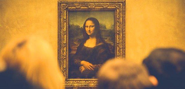 Ancak Mona Lisa Etkisi’nin oluşabilmesi, yani gözlerin sizi izlemesi için bu açının maksimum 5 derece olması gerekiyor. Yani Mona Lisa sizinle göz teması kurmuyor, sizin sağınıza doğru bakıyor.