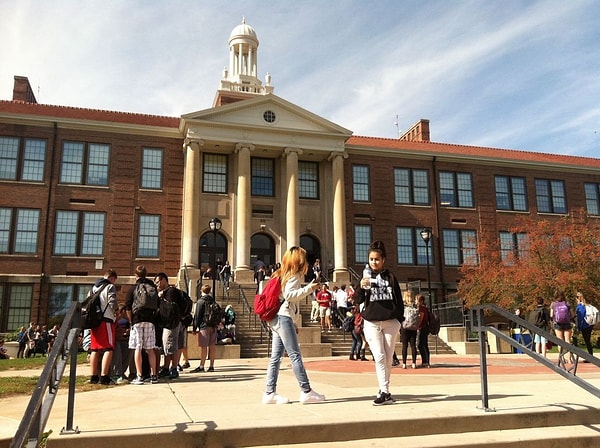 6. Представьте, что вы идете по школьному коридору и замечаете потерянного и огорченного новенького. Что будете делать?