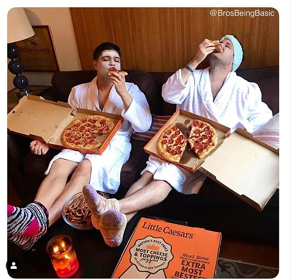 3. Девушки так поедают пиццу после косметических процедур