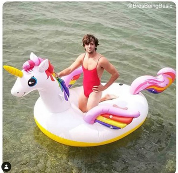 13. Все фото на море бывают однотипными