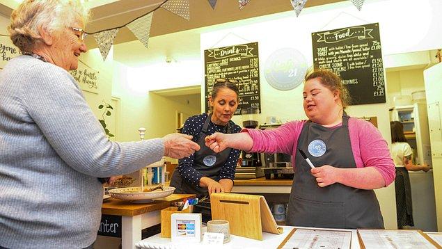 İngiltere'nin Leeds Şehri'nde bir kafe kapılarını yalnızca güzel bir kahve ve lezzetli bir kek için değil aynı zamanda Down sendromlu insanlara iş deneyimi kazandırmak için açtı.
