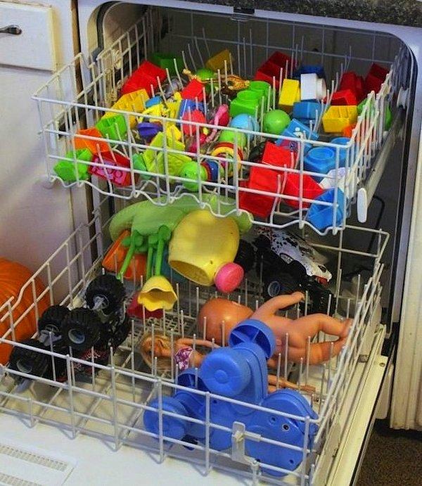 6. Plastik ve kauçuk oyuncakları bulaşık makinesine doldurun, 1.5 bardak sirke koyun ve çalıştırın!