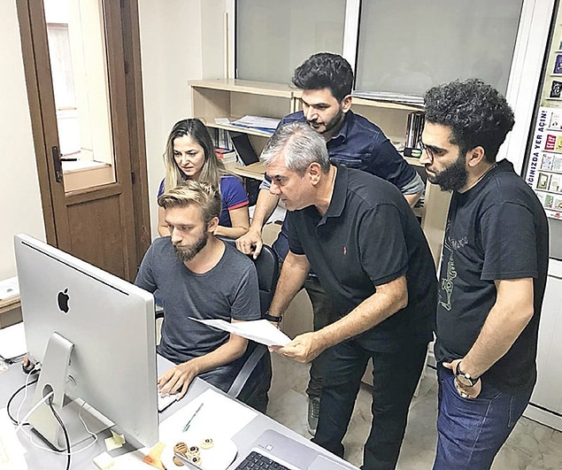 İnternetle ve elektronik postayla yeni tanıştığımız dönemde "FW: FW: Helal Olsun. Mutlaka oku! Paylaş!" şeklinde zincir maillerin vazgeçilmez yazıları da yine Yılmaz Özdil imzasını içeriyordu.