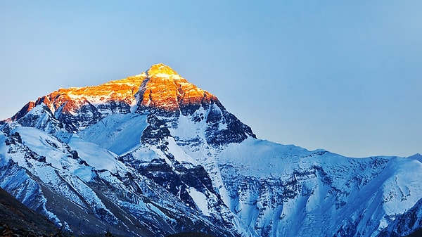 12. Самая высокая гора в мире Эверест находится в…