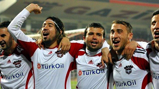 İki sene önce 28 yıl aralıksız mücadelesi verdiği Süper Lig'e veda eden, geçtiğimiz sezon da mücadele ettiği Spor Toto 1. Lig'de de hiçbir varlık gösteremeyerek 2. Lig'in yolunu tutan Gaziantepspor burada da sıkıntılarını bir türlü aşamadı.