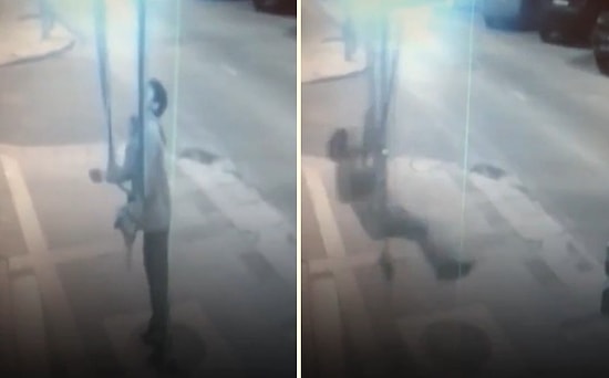 Mağazanın Önüne Süs Olarak Asılan Kurdelelerden Kendine Salıncak Yapan Genç