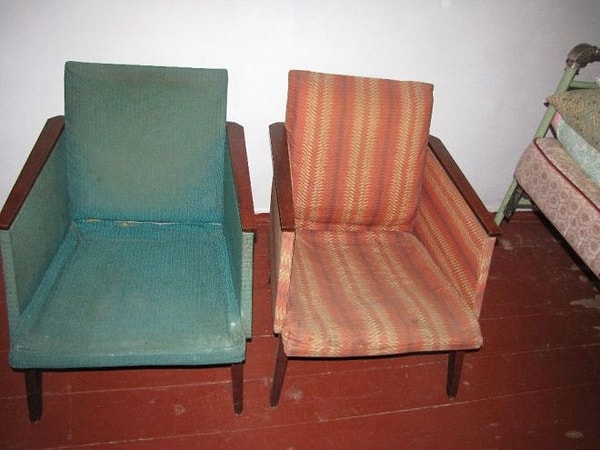 4. Кресла на тонких ножках