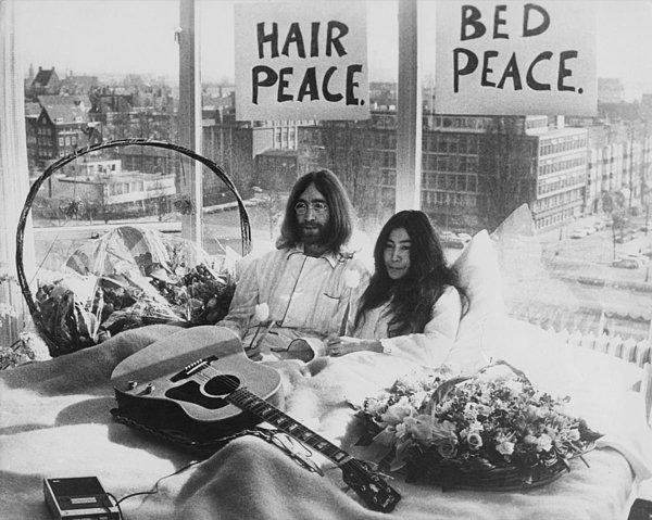 17. John Lennon ve Yoko Ono'nun Yatakta Kalma Protestosu