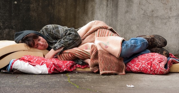 7. Представьте, что вы идете мимо нищего, и он просит у вас деньги, а наличности с собой нет. Что будете делать?