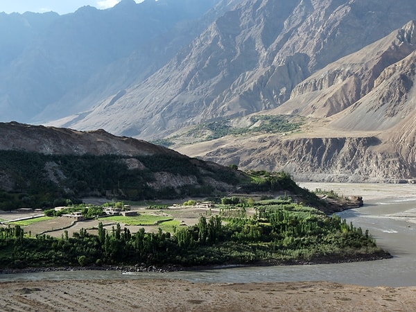 2. Имел ли границу с СССР Афганистан?