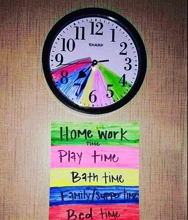 16. Çocuklara saat aralıklarını görevlerine göre farklı renklere boyayarak hem saatleri öğretin, hem de zamanı verimli kullanmayı.