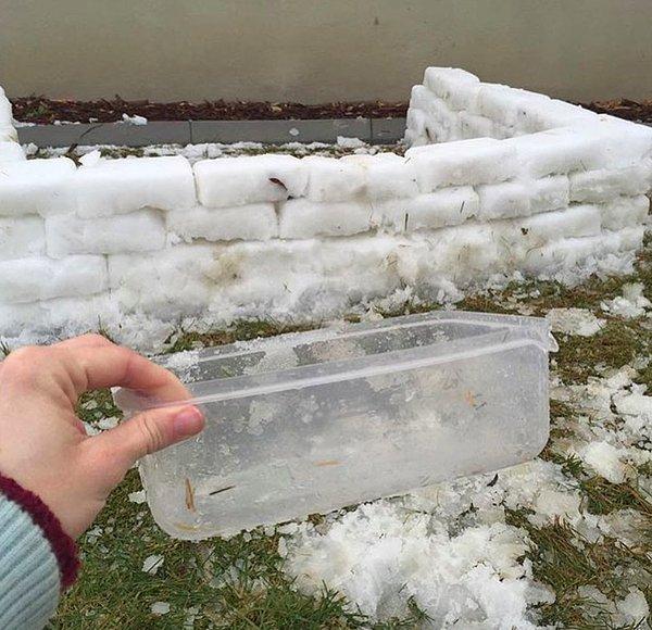 17. Kardan kale yapmak istiyorsanız plastik bir yemek saklama kabını kardan tuğlalar yapmak için kullanabilirsiniz.