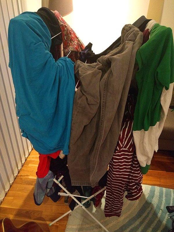 1. "Erkek arkadaşımdan çamaşırları kurusunlar diye asmasını istedim ve geldiğimde gördüğüm manzara buydu."