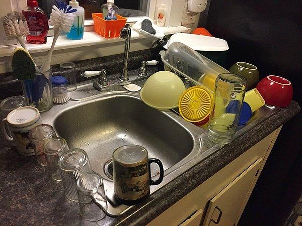 22. "Kocam bulaşıkları yıkamak konusunda iyi fakat yıkadıklarını asla kaldırmıyor."
