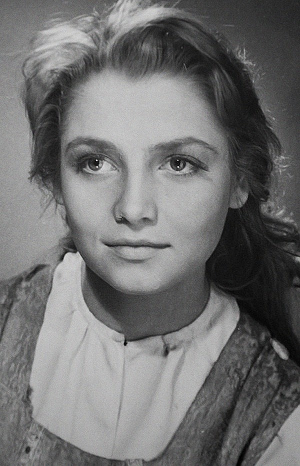 12. Вам знакома данная девушка?