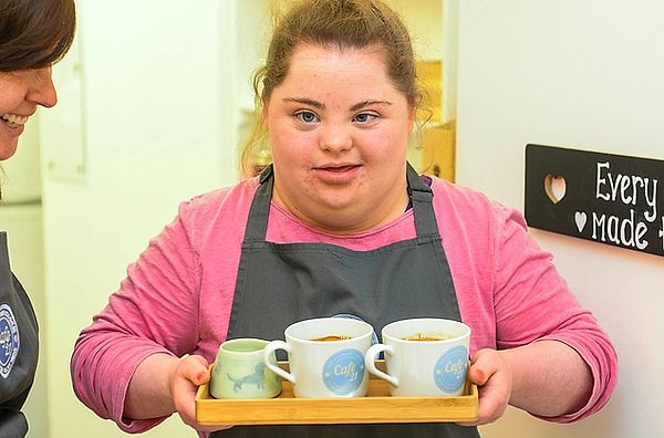 3. 21-летняя Кетрин принимает заказы, занимается уборкой столов и помогает на кухне