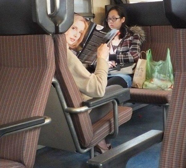 10. "Почему эта женщина смотрит на меня?"