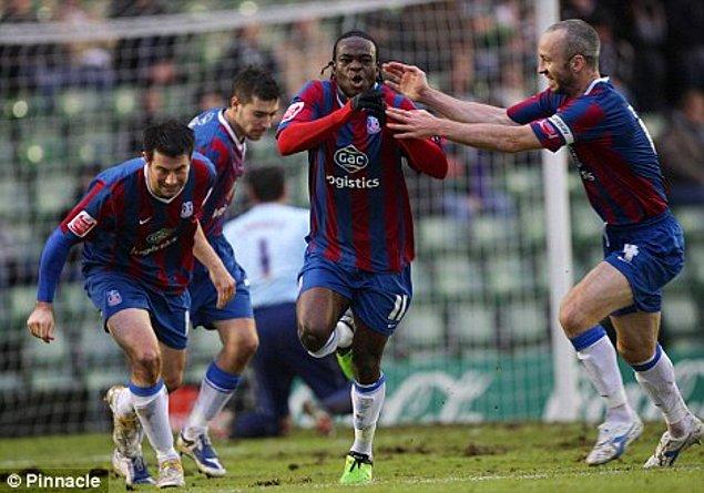 İngiltere'de bir koruyucu ailenin yanına yerleşen Moses, oynadığı futbolla Londra ekiplerinden Crystal Palace'ın dikkatini çekti ve kulübün altyapısına girdi.