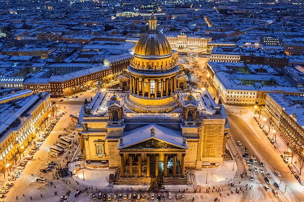 10. Однако не все места в России нуждаются в новом облике. Они уже и так настолько красивы и величественны, что нам только остается их оберегать, как, например, великолепнейший Исаакиевский Собор в Северной столице!