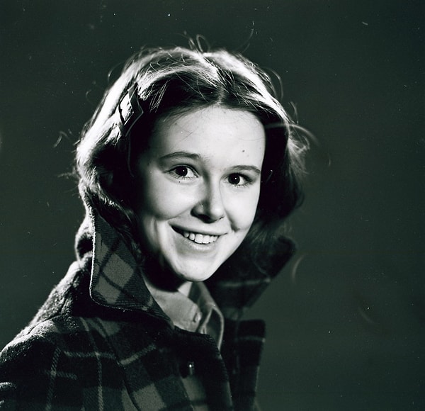 2. Кто эта девушка?