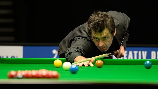 Snooker bir bilardo türü. İngiliz bilardosu da denebilir. Yetenek kadar taktiğin de önemli olduğu bir oyun.