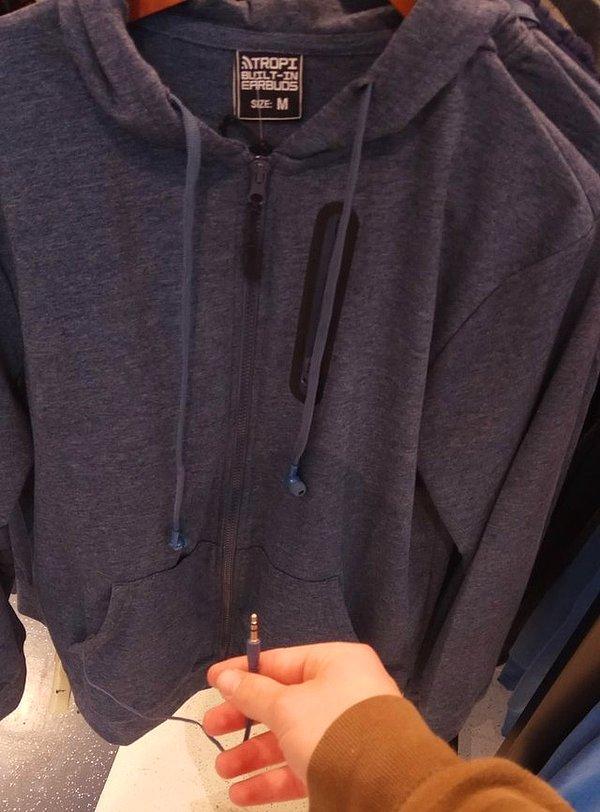 11. Bu mağazada satılan kendinden kulaklıklı sweatshirtler sayesinde kablolarınız artık dolaşmayacak.