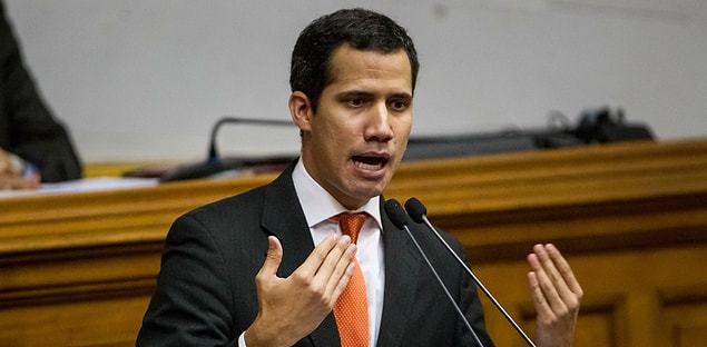 Maduro yönetimine karşı eylem çağrısında bulunduğu için geçen hafta kısa süreliğine gözaltına alınan Guaido, 2009 yılından beri aktif siyasetin içinde yer alıyor. Guaido oldukça genç bir muhalefet lideri olarak göze çarpıyor.