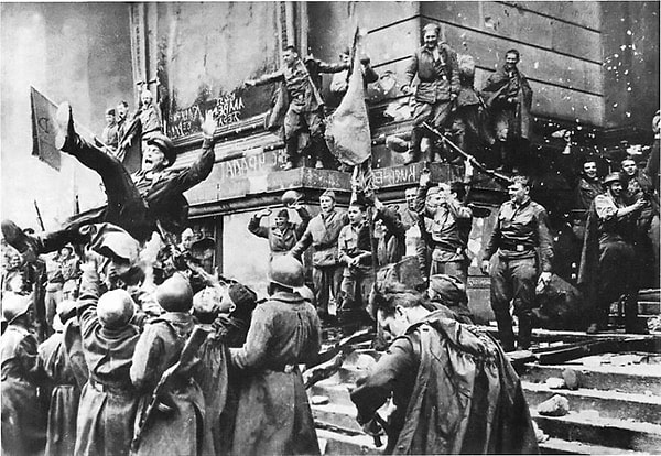 6. Известно, что День Победы считался нерабочим днем всего два года после войны. Потом по инициативе Сталина его перестали праздновать, приравняв к обычным будням. В каком году 9 мая вновь стал нерабочим днем?