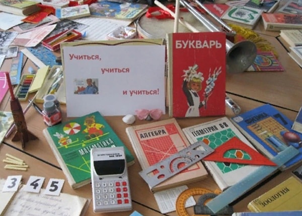 4. Учитель видит, что кто-то подсказывает или списывает.