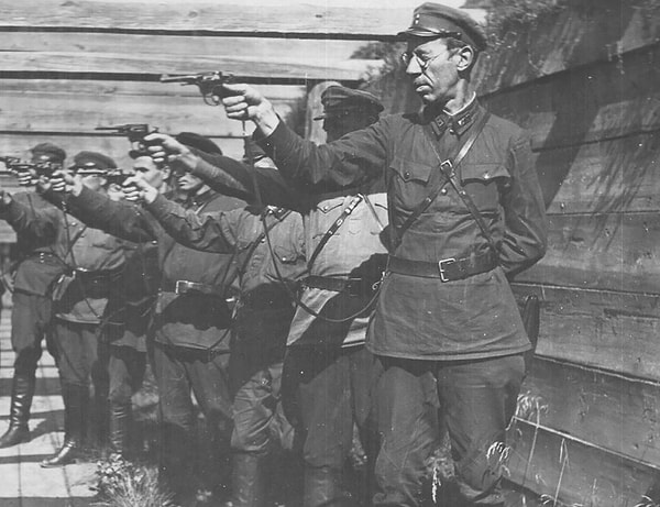 3. В 1934 году был убит один из ведущих коммунистов. Это происшествие послужило толчком к последующим репрессиями в рядах Коммунистической партии. Кто был жертвой?