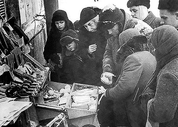 15. 80 тонн опавших листьев клена для производства табака