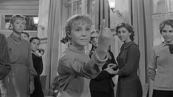 5. Как в фильме «Девчата» называлось место, где по вечерам сидели парочками?